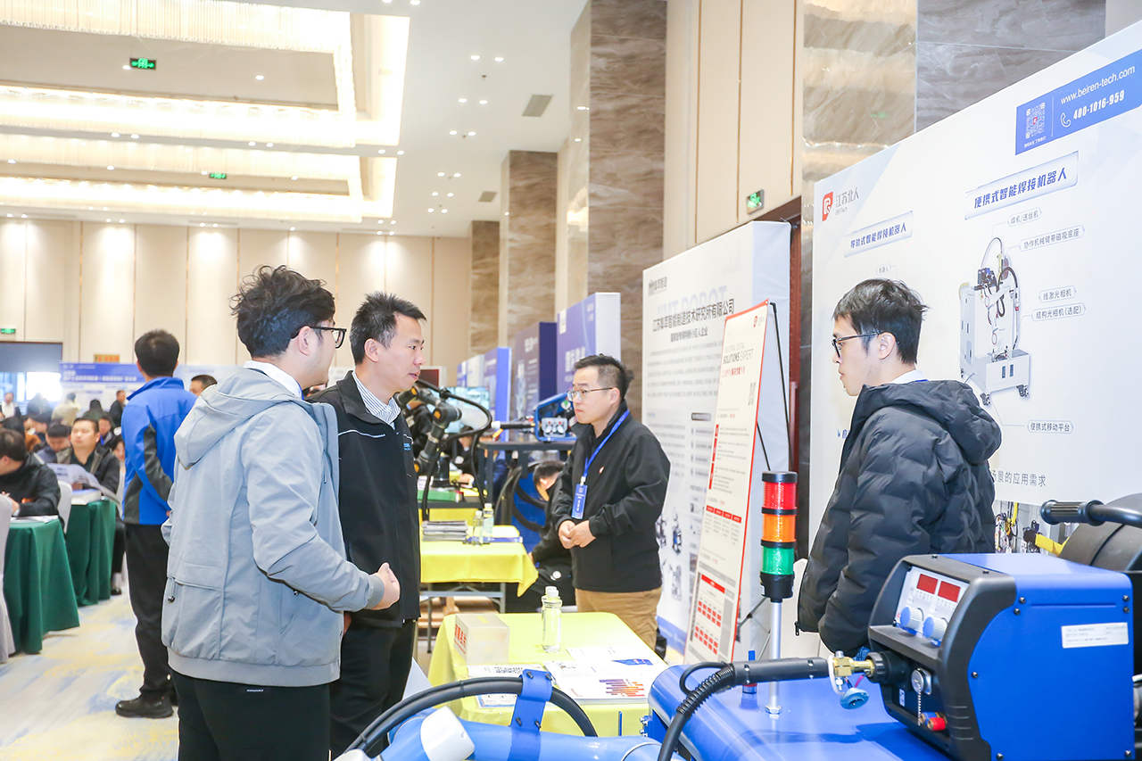 江苏旋乐吧spin8携便携式智能焊接机器人亮相2025船舶工业数智化创新技术交流大会