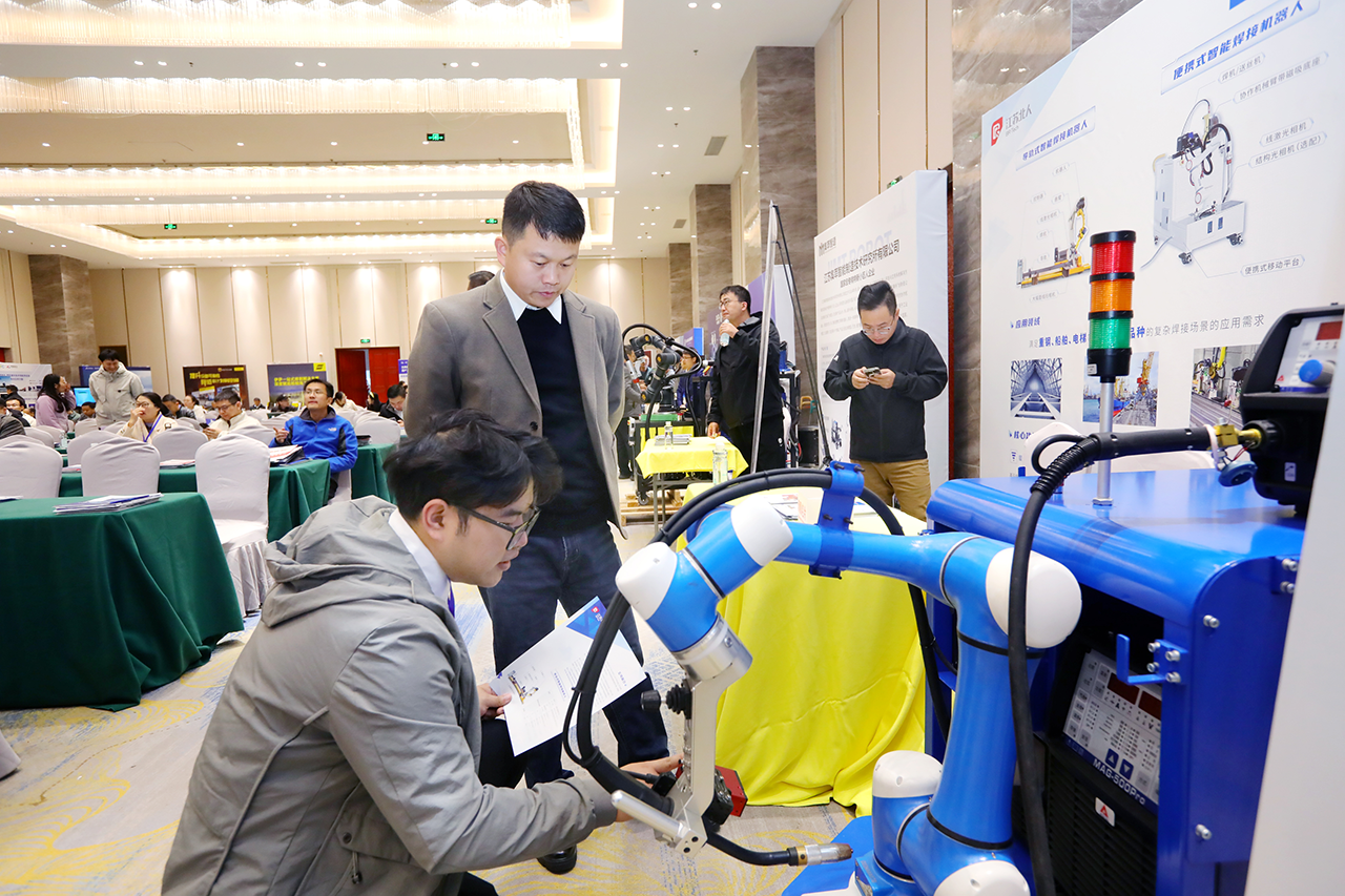 江苏旋乐吧spin8携便携式智能焊接机器人亮相2025船舶工业数智化创新技术交流大会